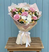 Букет цветов из:  Гвоздики, Орхидеи и Розы в Винсадах