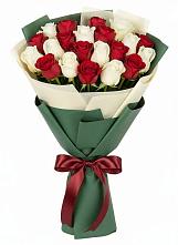 Букет Микс из красных и белых роз в Винсадах