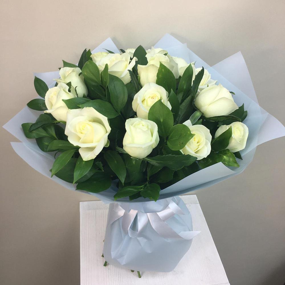 Букет 15 Белых роз Проуд в Винсадах