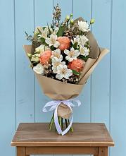 Букет цветов из:  Альстромерии, Лизиантусы, Розы и Хризантемы в Винсадах