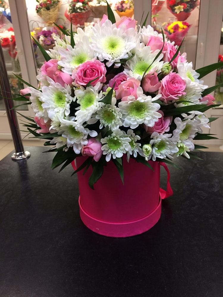 Цветочная композиция из Розы и Хризантемы в шляпной коробке в Винсадах