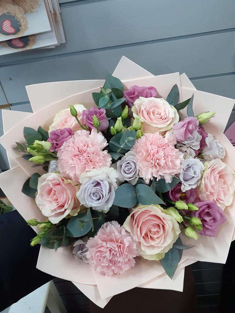 Букет цветов из: Розы, Гвоздики и Лизиантусы в Винсадах